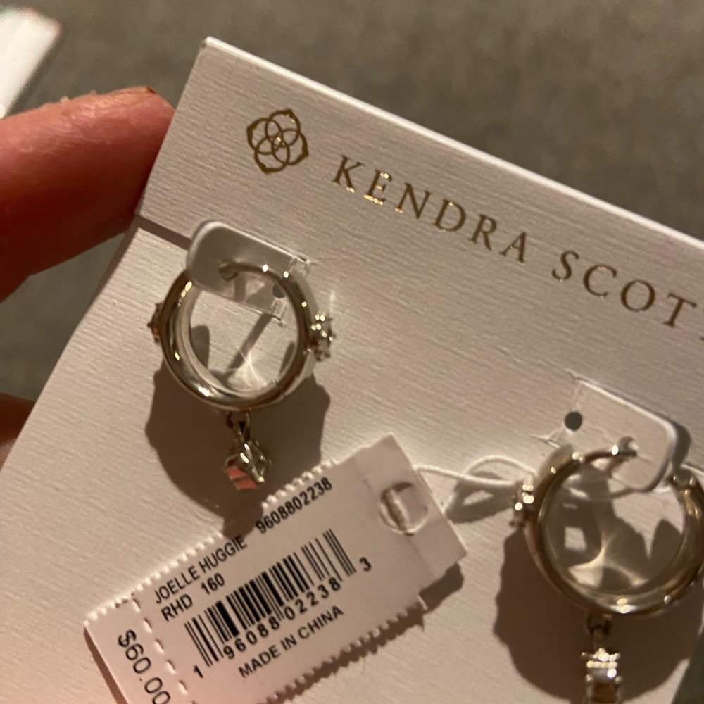 - Kendra Scott Joelle Huggie Hoops NWT - Picture 2 of 4